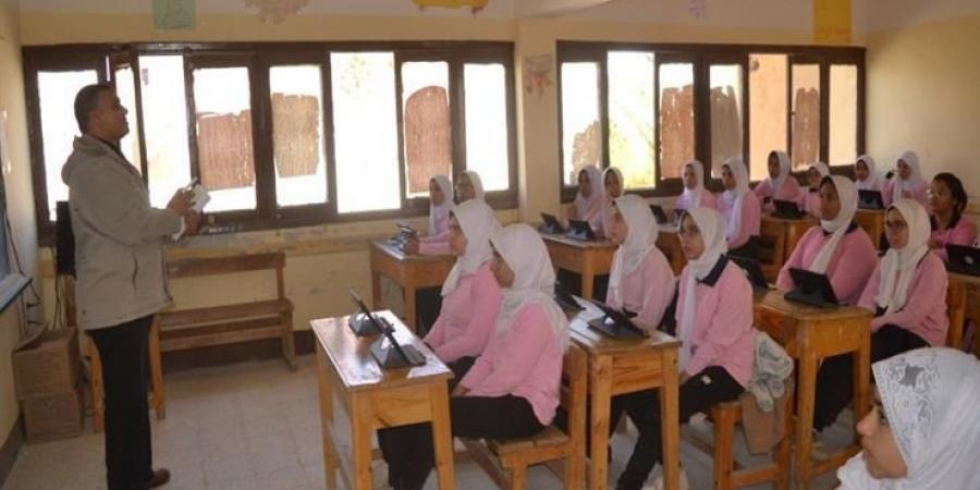 طلبة الصف الاول الثانوي يؤدون امتحان الجغرافيا 2019 على منصة التعليم عبر التابلت