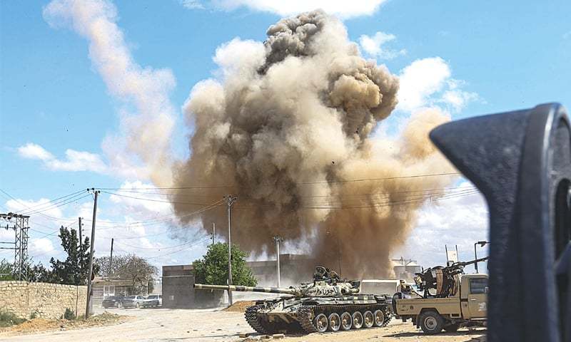 غارة جوية علي طرابلس والجيش يرسل سفينة حربية إلى ميناء رأس لانوف