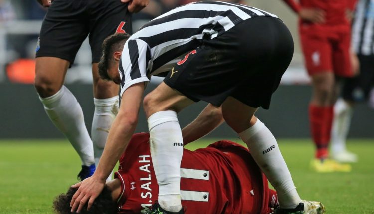 اصابة محمد صلاح اليوم خلال مباراة ليفربول ونيوكاسل بالدوري الإنجليزي