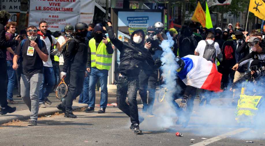 الشرطة الفرنسية تطلق الغاز المسيل للدموع على المتظاهرين "السترات الصفراء" في العاصمة باريس