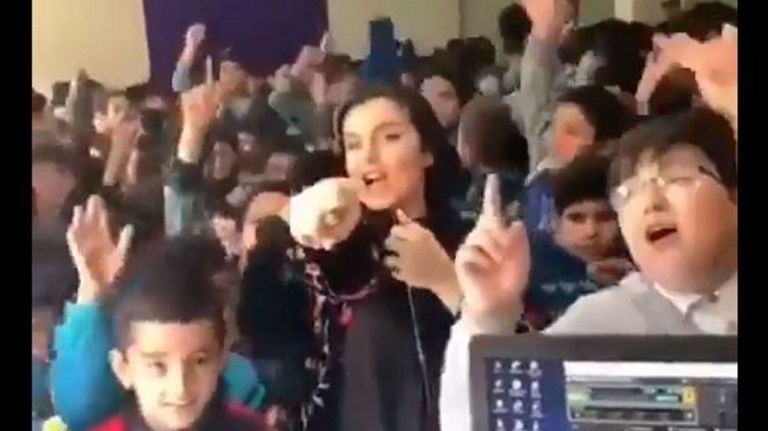 أغنية جنتلمان للمغني الإيراني ساسي مانكان تتصدر مواقع التواصل في إيران