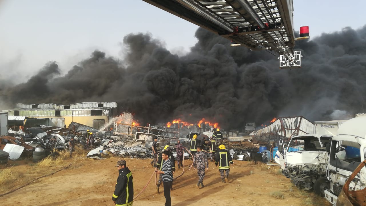 اخبار الاردن اليوم | الدفاع المدني يسيطر علي حريق ضخم في مصنع دهانات بمنطقة زيزيا بالعاصمة عمان