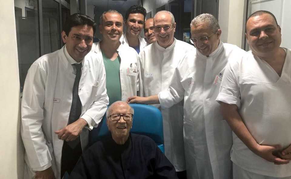 رئيس تونس الباجي قايد السبسي يغادر المستشفى العسكري ويعود لمقر إقامته بقرطاج