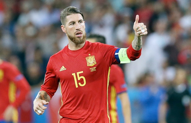 بالفيديو: سيرخيو راموس لاعب ريال مدريد والمنتخب الإسباني يصل مدينة الغردقة