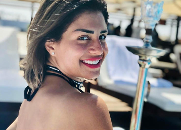 شاهد صور منة فضالي بالمايوه أثناء قضائها الإجازة الصيفية على أحد الشواطئ