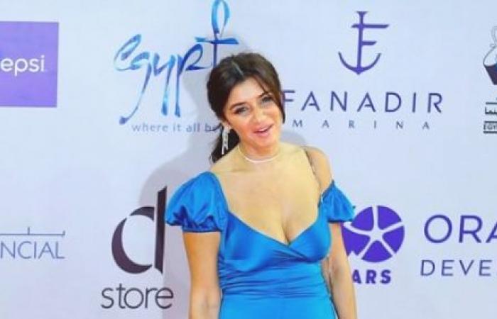 شاهد إطلالة غادة عادل بفستان مثير اثناء عرض نورا تحلم رفقة تامر حبيب