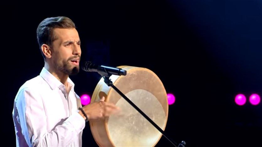 شاهد مقدمة مهدي عياشي في الحلقة الأولى من The Voice ذا فويس مرحلة الصوت وبس