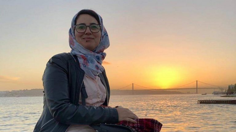 تأجيل محاكمة الصحفية هاجر الريسوني بتهمة الإجهاض غير القانوني