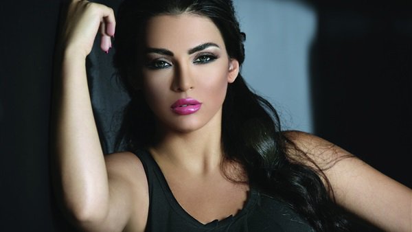 الفنانة قمر ترد علي اتهامها بخطف الفنانة إنجي خوري