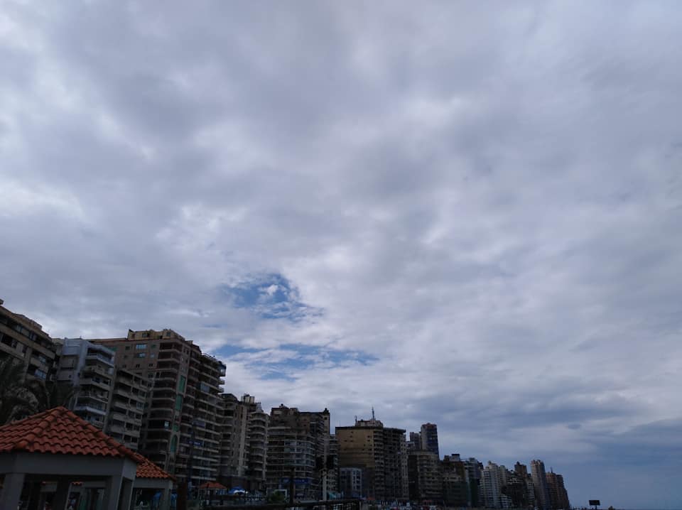 موجة الطقس السيئ تضرب سواحل الإسكندرية وأمطار رعدية لليوم الثالث