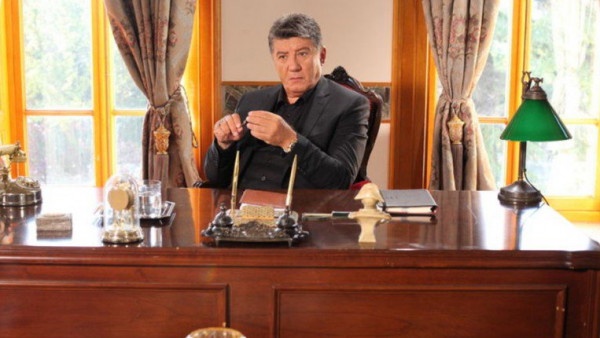 وفاة الممثل التركي طارق أونلو أوغلو نجم مسلسل وادي الذئاب عن عمر 61 سنة