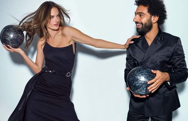 من هي أليساندرا أمبروسيو عارضة الأزياء البرازيلية التي ظهرت مع محمد صلاح