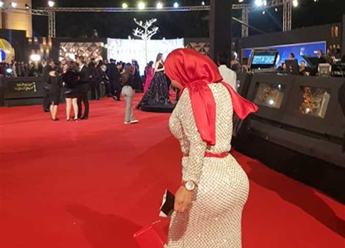 طرد سما المصري من مهرجان القاهرة السينمائي 41 بعد ظهورها بالحجاب