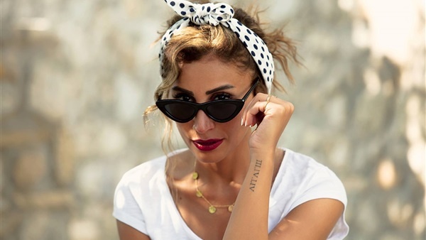 دينا الشربيني تتحدث على زوجها عمرو دياب