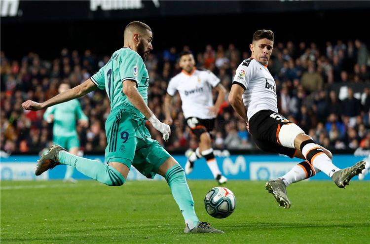 كريم بنزيما يقود ريال مدريد للفوز علي فالنسيا 3-0 في الدوري الإسباني