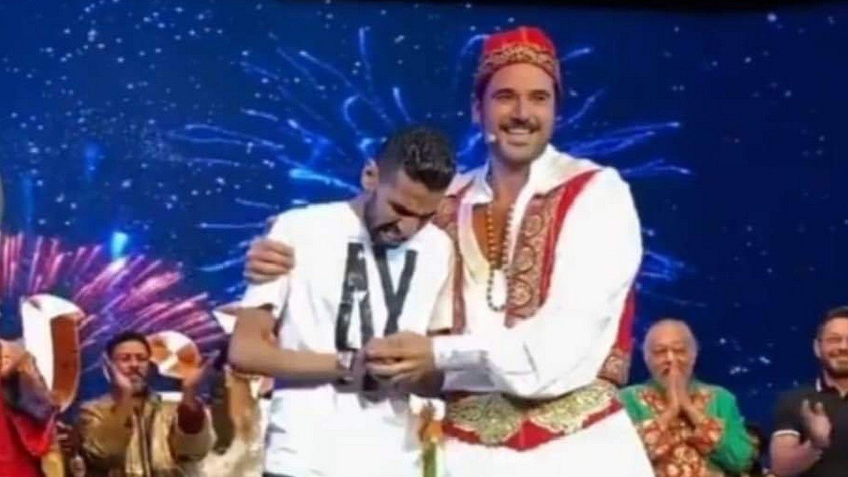 تأثر مؤمن زكريا بالمرض بعد تكريمه في عرض مسرحي لأحمد عز (فيديو)