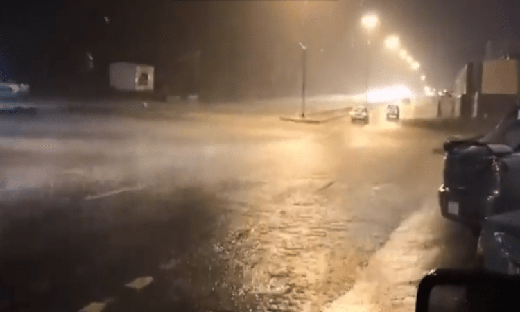 شاهد الان: أمطار غزيرة تسقط على مكة المكرمة والمسجد الحرام (فيديو)